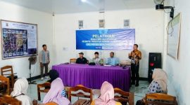 Sebanyak 20 penerima manfaat Program Desa Berdaya mengikuti pelatihan pengelolaan keuangan dan penyusunan usaha di Desa Pijot, Lombok Timur, Kamis (22/10/2026). LKKS NTB memfasilitasi pelatihan ini bersama Bank NTB Syariah KCP Keruak dan Dinas Koperasi dan UMKM Lombok Timur. (Foto: Lombokini.com)