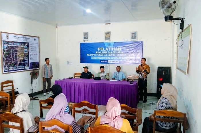 Sebanyak 20 penerima manfaat Program Desa Berdaya mengikuti pelatihan pengelolaan keuangan dan penyusunan usaha di Desa Pijot, Lombok Timur, Kamis (22/10/2026). LKKS NTB memfasilitasi pelatihan ini bersama Bank NTB Syariah KCP Keruak dan Dinas Koperasi dan UMKM Lombok Timur. (Foto: Lombokini.com)