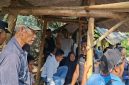 PDAM Lombok Timur membuka paksa aliran Mata Air Ambung di Desa Rempung, Kecamatan Pringgasela, Lombok Timur, Senin (19/10/2026). Aparat Kodim 1615/Lotim, Polres Lombok Timur, dan Satpol PP mengawal aksi itu. (Foto: Lombokini.com)