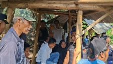 PDAM Lombok Timur membuka paksa aliran Mata Air Ambung di Desa Rempung, Kecamatan Pringgasela, Lombok Timur, Senin (19/10/2026). Aparat Kodim 1615/Lotim, Polres Lombok Timur, dan Satpol PP mengawal aksi itu. (Foto: Lombokini.com)
