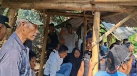 PDAM Lombok Timur membuka paksa aliran Mata Air Ambung di Desa Rempung, Kecamatan Pringgasela, Lombok Timur, Senin (19/10/2026). Aparat Kodim 1615/Lotim, Polres Lombok Timur, dan Satpol PP mengawal aksi itu. (Foto: Lombokini.com)