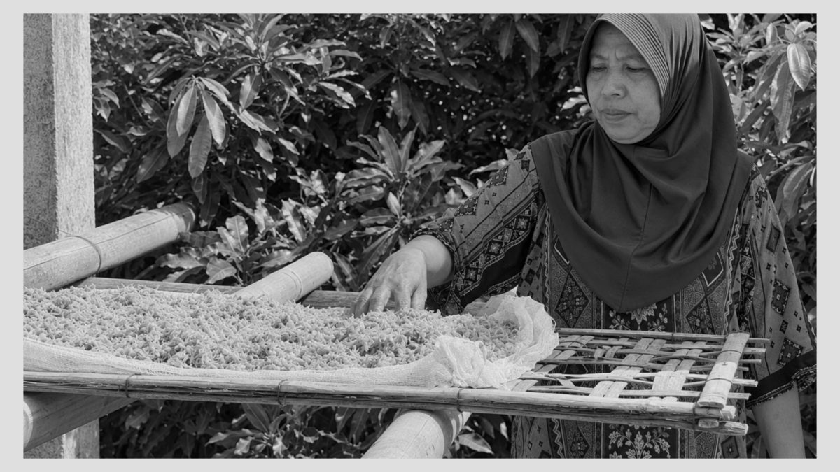 Murnihati sedang menjemur bahan baku terasi yakni udang rebon.