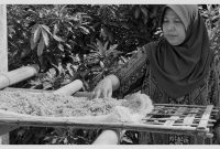 Murnihati sedang menjemur bahan baku terasi yakni udang rebon.
