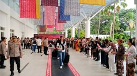 Pembalap dan kru MotoGP Indonesia 2026 tiba di Bandara Internasional Zainuddin Abdul Madjid, Lombok, Senin (5/10/2026). (Foto: Lombokini.com)
