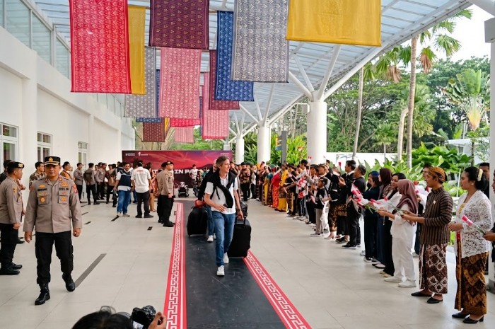 Pembalap dan kru MotoGP Indonesia 2026 tiba di Bandara Internasional Zainuddin Abdul Madjid, Lombok, Senin (5/10/2026). (Foto: Lombokini.com)