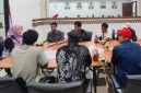 Staf Protokol Sekretariat DPRD Provinsi DKI Jakarta Mardiana menjelaskan pola kerja sama lembaganya dengan insan pers di Jakarta, Kamis (22/10/2026). (Foto: Lombokini.com)