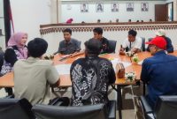 Staf Protokol Sekretariat DPRD Provinsi DKI Jakarta Mardiana menjelaskan pola kerja sama lembaganya dengan insan pers di Jakarta, Kamis (22/10/2026). (Foto: Lombokini.com)