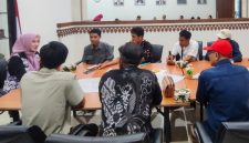 Staf Protokol Sekretariat DPRD Provinsi DKI Jakarta Mardiana menjelaskan pola kerja sama lembaganya dengan insan pers di Jakarta, Kamis (22/10/2026). (Foto: Lombokini.com)