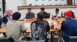 Staf Protokol Sekretariat DPRD Provinsi DKI Jakarta Mardiana menjelaskan pola kerja sama lembaganya dengan insan pers di Jakarta, Kamis (22/10/2026). (Foto: Lombokini.com)