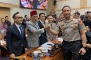 Komjen Pol. Suyudi Ario Seto berjabat tangan dengan Ketua Komisi III DPR RI Habiburahman setelah mengikuti uji kelayakan dan kepatutan di kompleks parlemen, Jakarta, Kamis (1/10/2026). (Foto: Lombokini.com/Tamrin)
