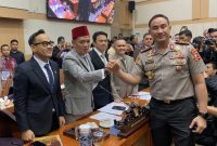 Komjen Pol. Suyudi Ario Seto berjabat tangan dengan Ketua Komisi III DPR RI Habiburahman setelah mengikuti uji kelayakan dan kepatutan di kompleks parlemen, Jakarta, Kamis (1/10/2026). (Foto: Lombokini.com/Tamrin)