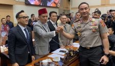 Komjen Pol. Suyudi Ario Seto berjabat tangan dengan Ketua Komisi III DPR RI Habiburahman setelah mengikuti uji kelayakan dan kepatutan di kompleks parlemen, Jakarta, Kamis (1/10/2026). (Foto: Lombokini.com/Tamrin)