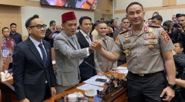 Komjen Pol. Suyudi Ario Seto berjabat tangan dengan Ketua Komisi III DPR RI Habiburahman setelah mengikuti uji kelayakan dan kepatutan di kompleks parlemen, Jakarta, Kamis (1/10/2026). (Foto: Lombokini.com/Tamrin)