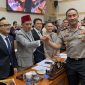 Komjen Pol. Suyudi Ario Seto berjabat tangan dengan Ketua Komisi III DPR RI Habiburahman setelah mengikuti uji kelayakan dan kepatutan di kompleks parlemen, Jakarta, Kamis (1/10/2026). (Foto: Lombokini.com/Tamrin)