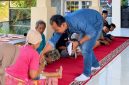 Yayasan Mutiara Cendekia bersama LSM Garuda Indonesia menyalurkan santunan kepada 30 warga kurang mampu di Sekotong, Lombok Barat, Jumat (9/10/2026). (Foto: Lombokini.com/Istimewa)