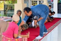 Yayasan Mutiara Cendekia bersama LSM Garuda Indonesia menyalurkan santunan kepada 30 warga kurang mampu di Sekotong, Lombok Barat, Jumat (9/10/2026). (Foto: Lombokini.com/Istimewa)