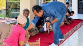 Yayasan Mutiara Cendekia bersama LSM Garuda Indonesia menyalurkan santunan kepada 30 warga kurang mampu di Sekotong, Lombok Barat, Jumat (9/10/2026). (Foto: Lombokini.com/Istimewa)