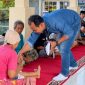 Yayasan Mutiara Cendekia bersama LSM Garuda Indonesia menyalurkan santunan kepada 30 warga kurang mampu di Sekotong, Lombok Barat, Jumat (9/10/2026). (Foto: Lombokini.com/Istimewa)